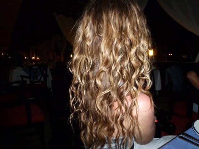 Curly Long Layered Hair, Curly Hair Summer, Aesthetic Blonde Curly Hair, Blonde Curls Aesthetic, Light Brown Wavy Hair Aesthetic, Curly Hair Beach Aesthetic, Long Curly Blonde Hair Aesthetic, Australian Boutique, Wavy Curls