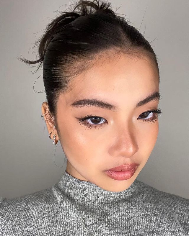 Asian Eyebrows, Light Brush, Straight Eyebrows, Eyebrow Trends, Straight Brows, Feather Brows, Mekap Mata, Full Eyebrows, Eyebrow Hacks