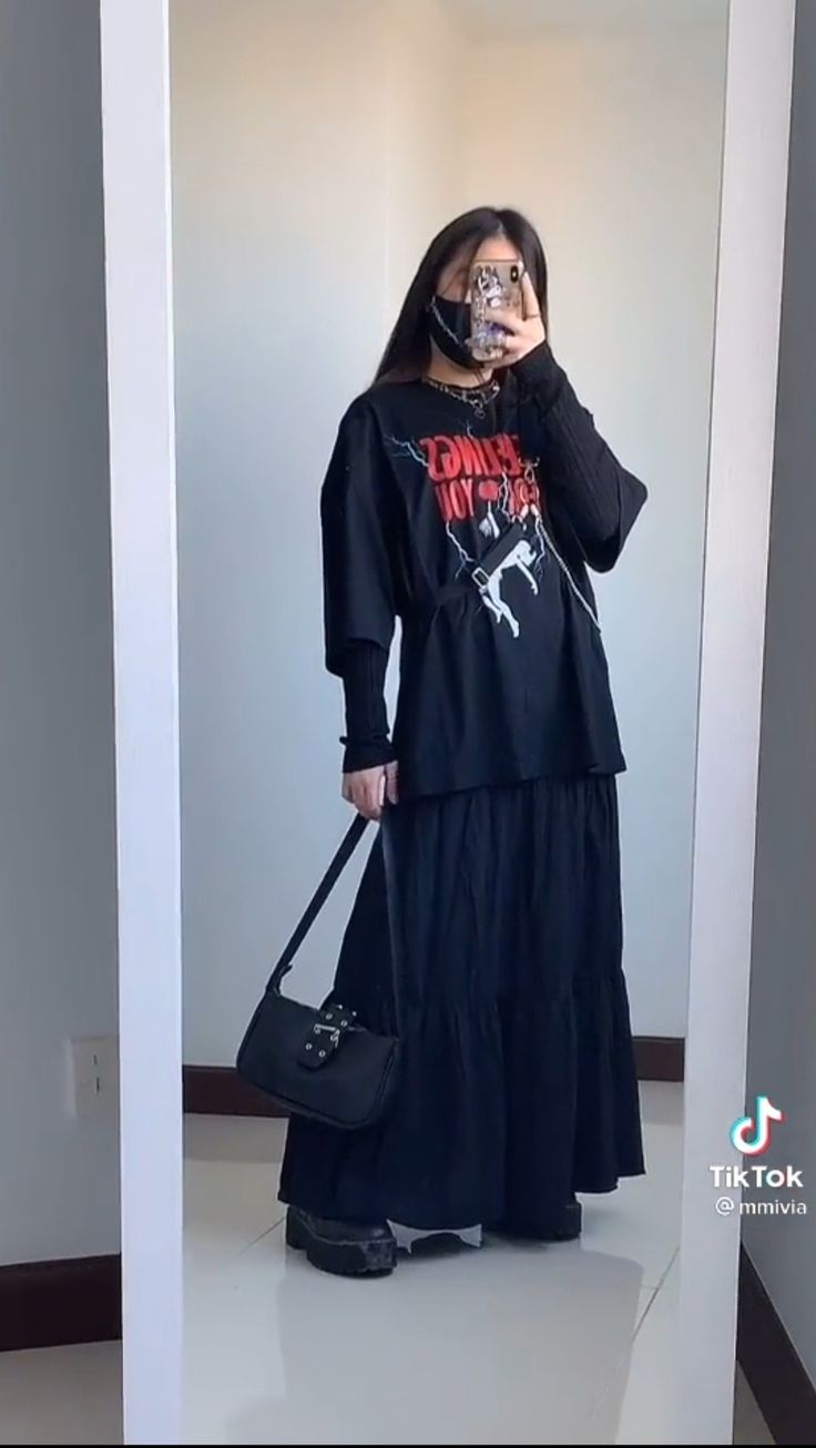 Modest Alternative Fashion, Black Long Skirt Outfit, Long Black Skirt Outfit, Black Skirt Outfit Summer, Black Maxi Skirt Outfit, Black Skirt Outfits, Long Skirt Outfits, Maxi Skirt Outfits, Dark Outfits