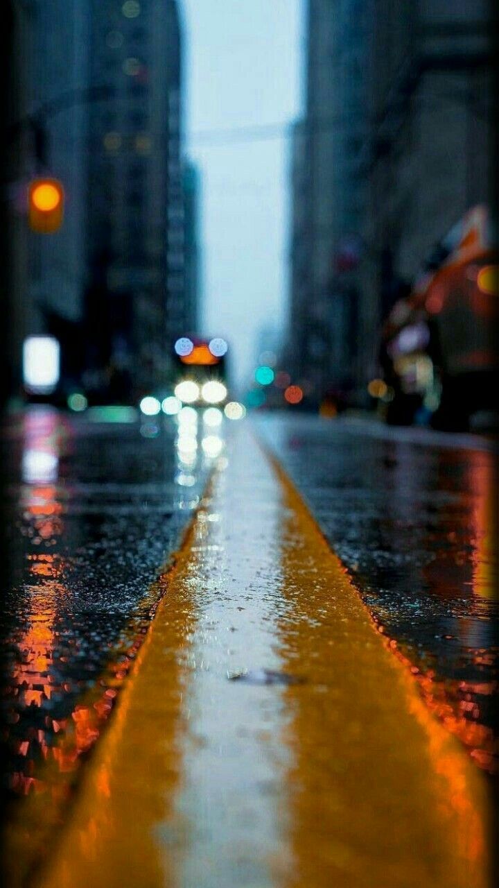 a wet city street at night with the words, to do's querem ver ya nadde quiquee sentir