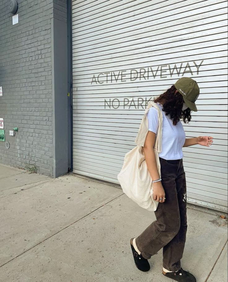 Boston Clogs Black Outfit, Boston Sandals Outfit, Dark Boston Birkenstock Outfit, Black Birk Clogs Outfit, Black Clogs Street Style, Boston Birkenstock Outfit Black Women, Black Boston Birkenstock Outfit Men, Birkenstock Boston Suede Mocha Outfit, Birkenstock Brown Outfit