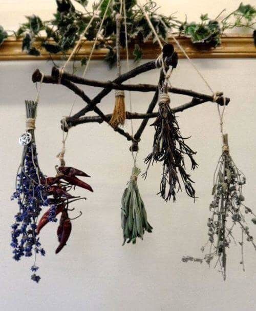 An amazing and gorgeous diy and great to hang your herbs on! Herb Hanger, Hantverk Diy, Yule Gift, Wiccan Crafts, Wiccan Decor, Pagan Crafts, Magia Das Ervas, Witch Diy, Witchy Crafts