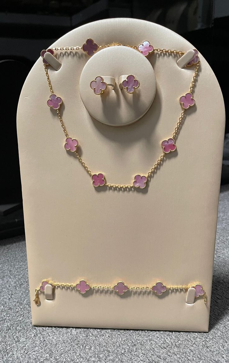 Luxury Jewelry Set, Van Cleef Set, Pink Van Cleef, Pink Girly Things Accessories, Xoxo Jewelry, Van Cleef And Arpels Jewelry, Van Cleef & Arpels, Pretty Jewelry Necklaces, Expensive Jewelry Luxury