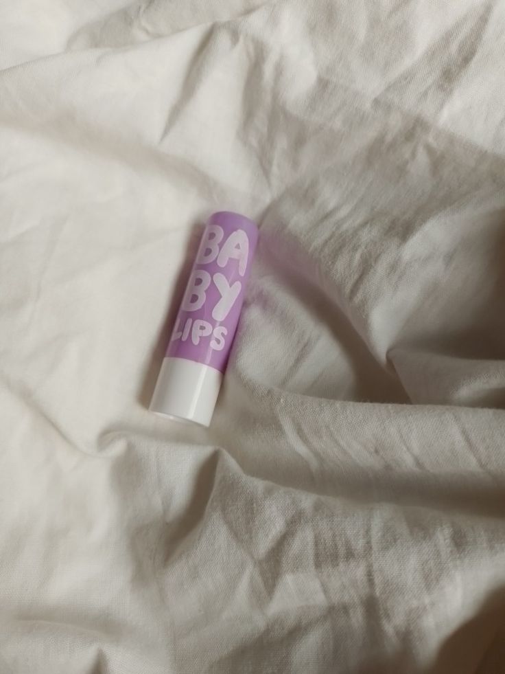 Aesthetic Lip Balm, Purple Lip Balm, Lip Balm Aesthetic, Baby Lips Lip Balm, It Girl Essentials, Baby Lips Gloss, Baby Shower Cake Designs, Smart Study, 2014 Vibes