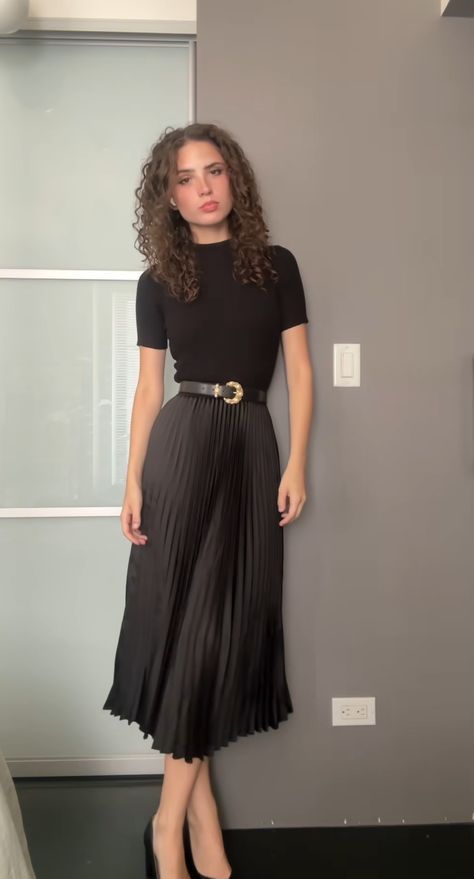 Work Pleated Skirt Outfit, Skirt Outfits Summer Work, Satin Pleated Midi Skirt, Professional Skirt Outfits Women, Pleated Skirt Business Casual, Work Outfit Skirt Professional, Black Skirt Business Casual, Semi Formal Outfits For Women Skirt, Black Pleated Skirt Outfit Work