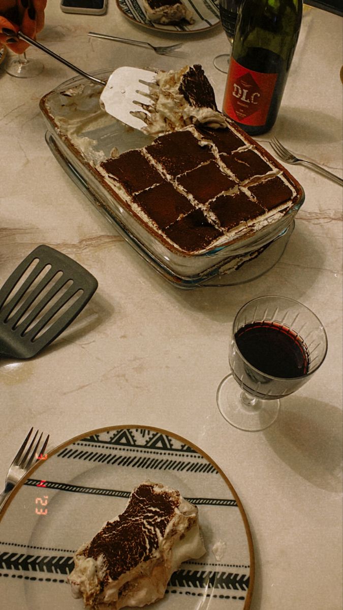 tiramisu and wine #aestetic #dinner #food Wine Dinner Aesthetic, Italian Dinner Party Aesthetic, Italian Dinner Aesthetic, Italian Christmas Dinner, Italian Dinner Party, Italian Night, Dinner Aesthetic, Birthday Dinner Party, Pasta Night