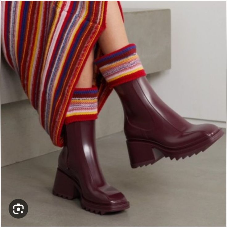 Chlo Betty Rain Boots Color: Burgundy Size 39 Msrp: $595 These Sleek Rubber Rain Boots Flaunts A Vibrant Knitted Cuff And Contoured Vamps. Polyvinyl Chloride Upper Square Toe Side Zip Cashmere/Wool Cuff Elastane Lining Polyvinyl Chloride Sole Rain Boot Outfit, Red Rain Boots, Rain Boots Fashion, Chloe Boots, Chloe Brown, Platform Heels Boots, Black Betty, Chloe Shoes, Winter Ankle Boots