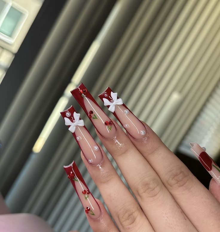 Stiletto Nails Christmas, Cute Christmas Nails Simple, Red Birthday Nails, Chicana Nails, Nails Christmas Designs, Cute Christmas Nail Ideas, Christmas Nails Cute, Christmas Nails Simple, Winter Christmas Nails