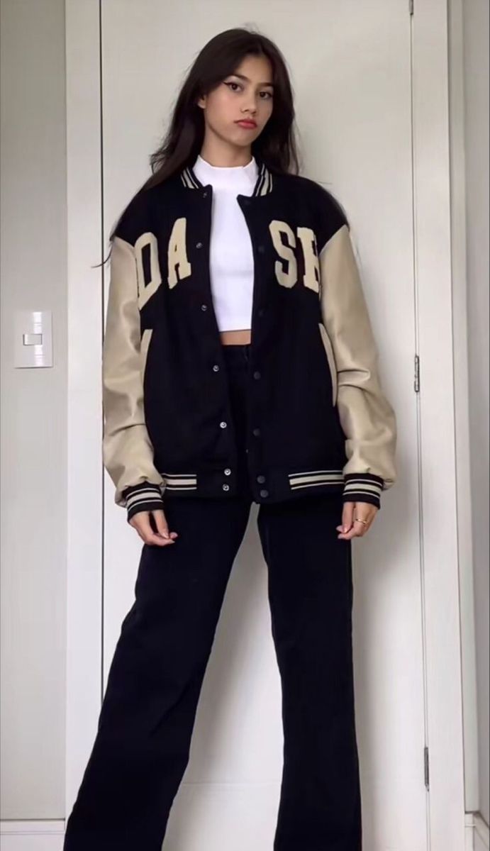 Varsity Jacket Outfit Aesthetic Korean, Baseball Jackets Women Outfits, Outfits With Jersey Jackets, Varsity Jacket Fits Women, Letter Jacket Outfit Aesthetic, Outfit Ideas Varsity Jacket, Outfit Jacket Varsity, Varsity Style Outfits, Fits With Varsity Jacket