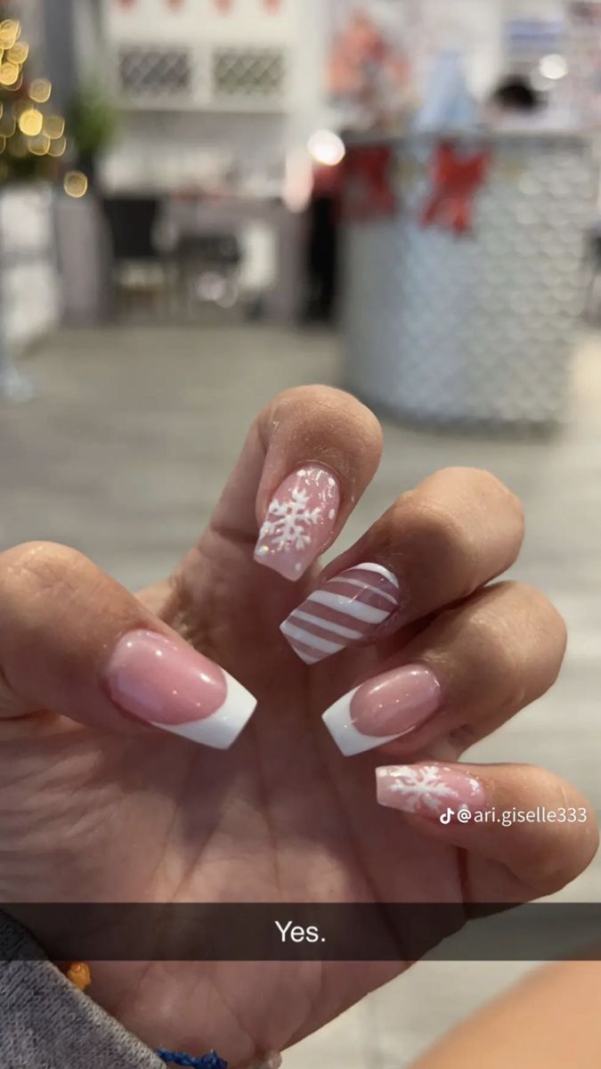 Medium Acrylic Christmas Nails, Nail Inspo Trendy Christmas, Christmas Nails Square Red, White Nail Designs Christmas, French Xmas Nails, Square Christmas Nails Short, Christmas Frenchies Nails, December Nails Coffin, White December Nails