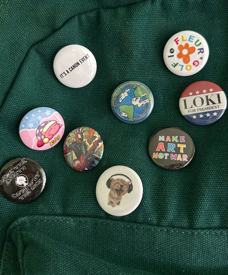 Cute Backpack Pins, Pin Badges Aesthetic, Pin Painting, Backpacks Aesthetic, Backpack With Pins, Bestie Things, Button Ideas, Inktober 2024, My Backpack