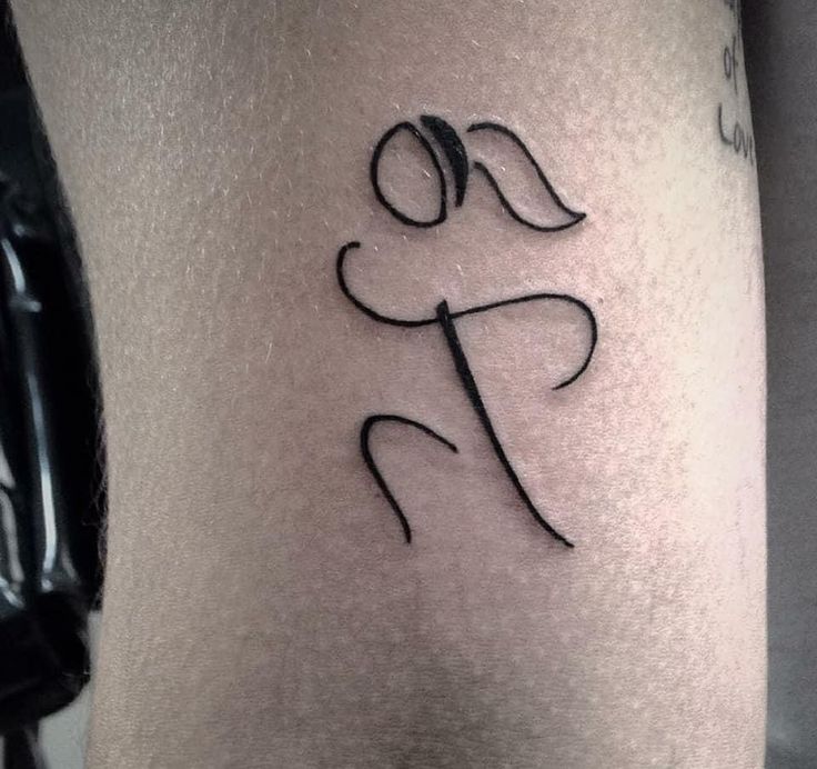 a tattoo with the letter f on it