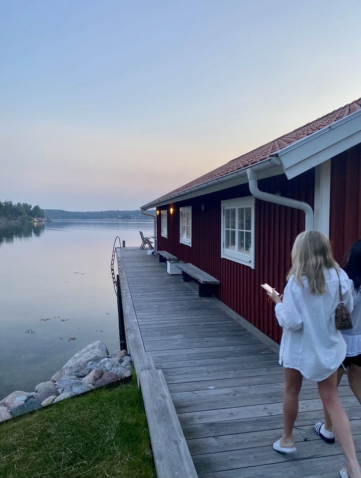 Vanliga kläder, praktiska kläder, girl, sommaroutfits, fotografi, trendiga kläder, sommar, sommar mode, snygga kläder, svenskt mode,  svenskstil, champagneblont hår, fotografier av vänner,klänningar sommar,aesthetic , båthus, sommarhus, vatten, landställe Coastal Grandmother Aesthetic House, Swedish Aesthetic, Sweden Aesthetic, Grandma Kitchen, Coastal Grandmother Aesthetic, Scandi Summer, Bedroom Fashion, Grandmother Aesthetic, Sweden House