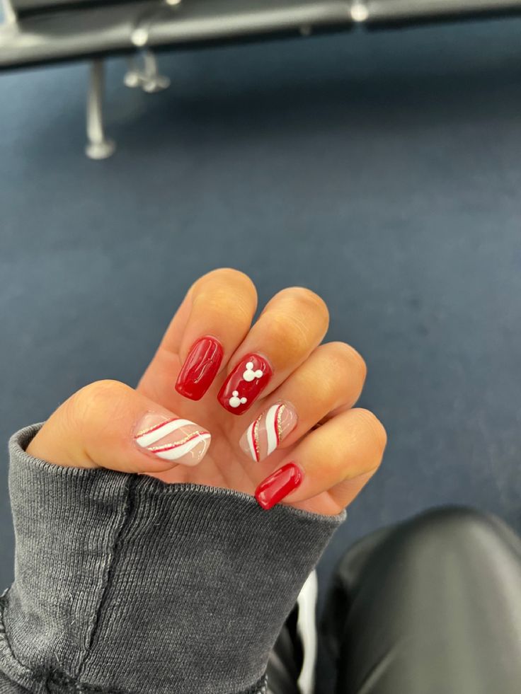 December Disney Nails, Christmas Nail Designs Disney, Cute Disney Acrylic Nails, Short Disney Christmas Nails, Xmas Disney Nails, Simple Disney Christmas Nails, Disney Christmas Nails Short, Disney Nails Winter, Disney World Christmas Nails