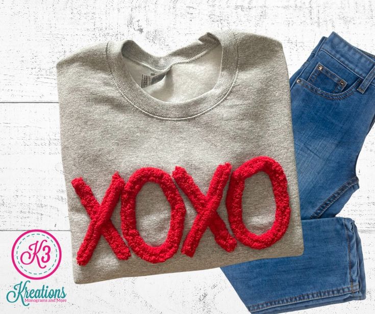 a pair of jeans and a t - shirt with the word xoxo on it