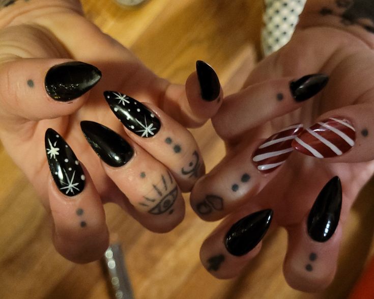 Gothic Nails Christmas, Emo Xmas Nails, Short Stilleto Christmas Nails, Goth Nails Christmas, Gothic Xmas Nails, Edgy Holiday Nails, Christmas Nails Acrylic Black, Dark Christmas Nails Acrylic, Dark Christmas Nails Short