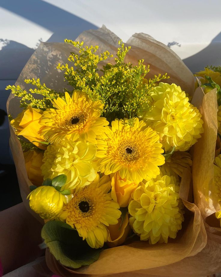 Yellow Flower Bouquet Aesthetic, Yellow Bouquet Aesthetic, Yellow Flowers Bouquet, Daisy Yellow, Yellow Bouquets, 21 September, Boquette Flowers, Yellow Daisies, Yellow Aesthetic