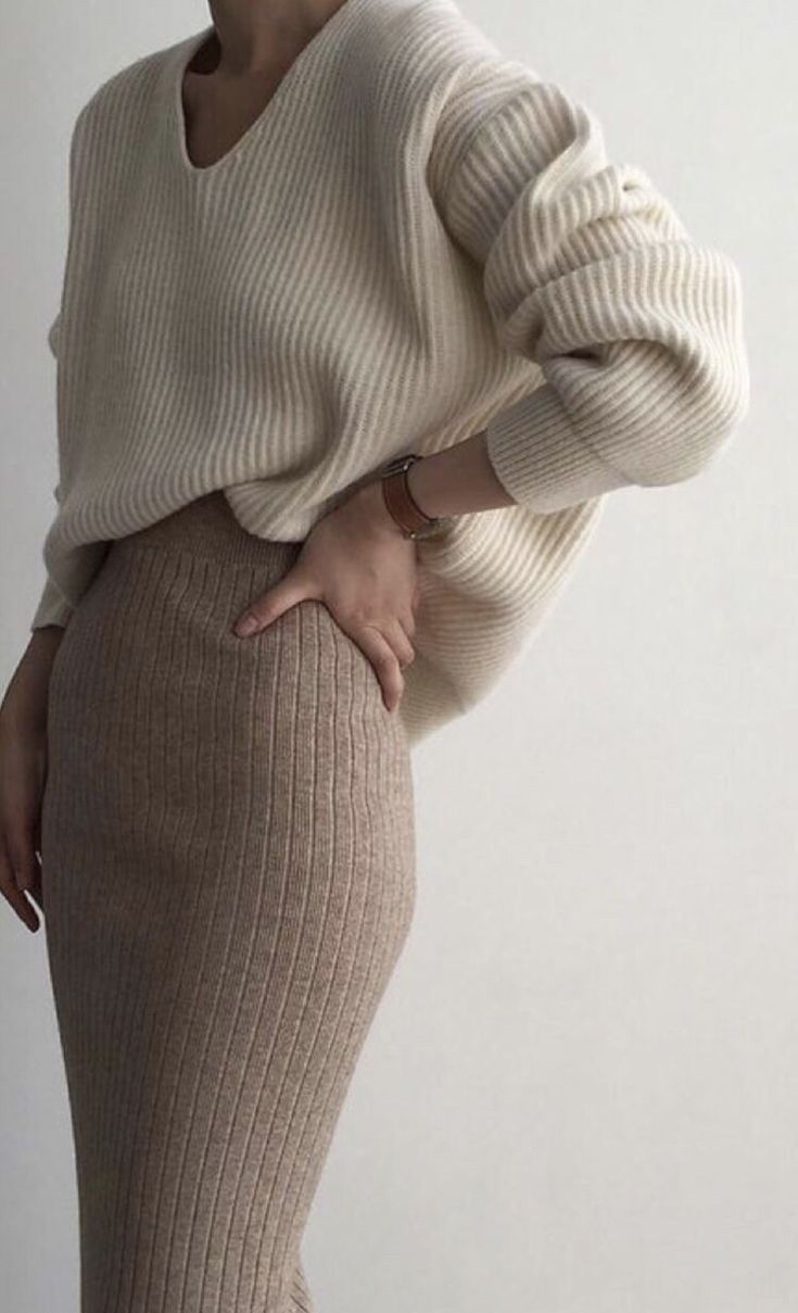 Minimalist Moda, Rok Outfit, Minimalistic Outfits, Skirt Diy, Beige Outfit, Wool Pencil Skirt, Looks Street Style, Outfit Trends, Winter Trends