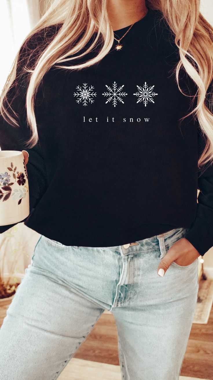 Sweatshirt And Shirt Outfit, Christmas Sweatshirt Ideas, Cute Christmas Sweater, Christmas Tee Shirts, Christmas T Shirt Design, Winter Shirts, Family Christmas Shirts, Winter Sweatshirt, Christmas Designs