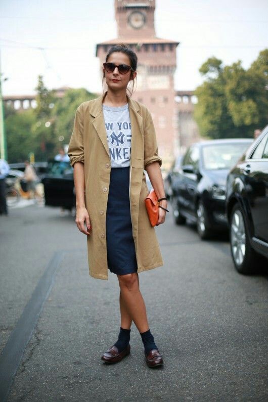 Camel coat and Loafers Burgundy Loafers, Tribe Fashion, Maja Wyh, Street Wear Outfits, Street Outfits, Milan Fashion Week Street Style, Net Fashion, Coat Skirt, Navy Skirt