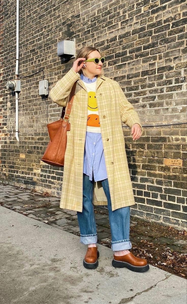 Fall Outfit Colorful, European Street Style 2024, Patterned Jacket Outfit, Colorful Minimalism Outfits, Fall Layering Outfits 2023, Colorful Bag Outfit, Fall Colorful Outfits, Scotland Street Style, Winter Layers Outfits