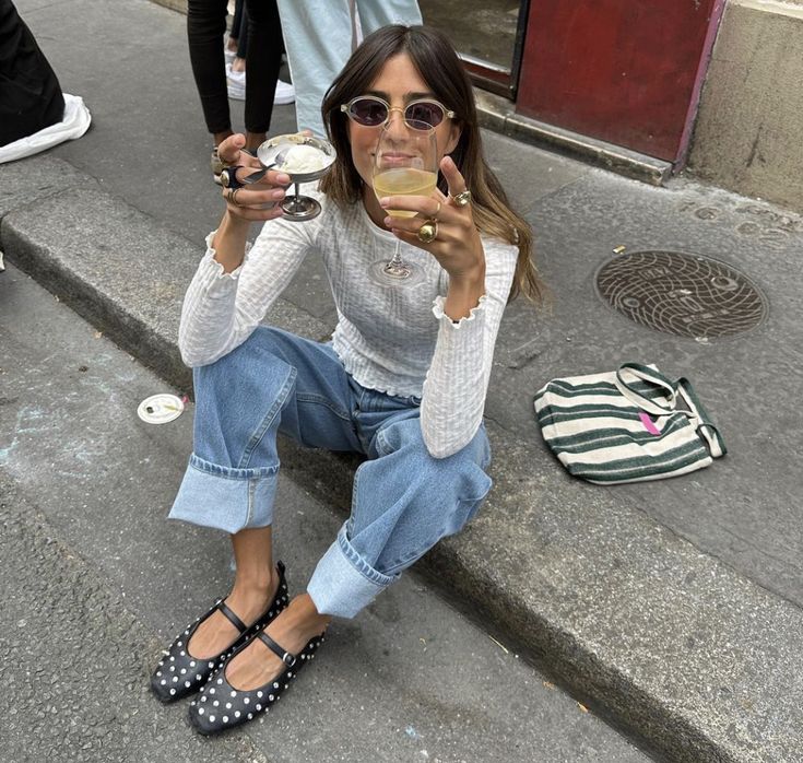 Casual Dinner Outfit Summer, Going Out Outfits Casual, Chica Chola, Dinner Outfit Casual, Aesthetic Overalls Outfit, Ballet Flats Outfit, Latina Outfits, Estilo Indie, Latina Fashion Outfits