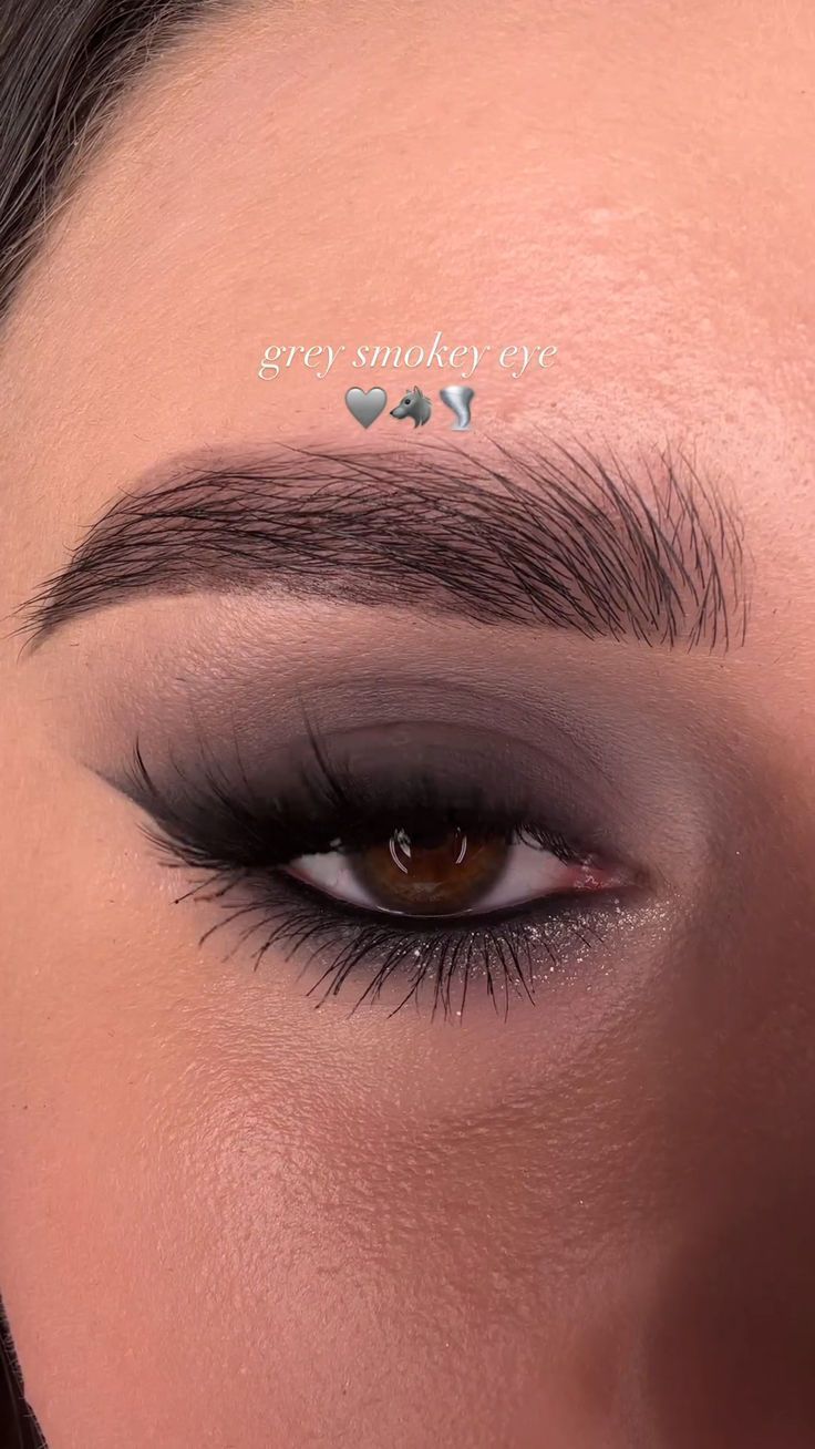 Maquillaje E Girl, Trending Makeup Looks, Prom Dress Aesthetic, Smokey Eye Makeup Steps, How To Be Beautiful, Grey Smokey Eye, Makeup Cabinet, Grey Eye Makeup, Makeup Fake