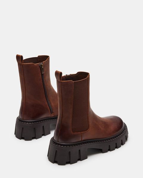 Brown Lug Boots Outfit, Outdoorsy Girl, Brown Leather Chelsea Boots, Lug Boots, Women's Booties, Platform Chelsea Boots, Steve Madden Store, Fresh Shoes, Yellow Shoes