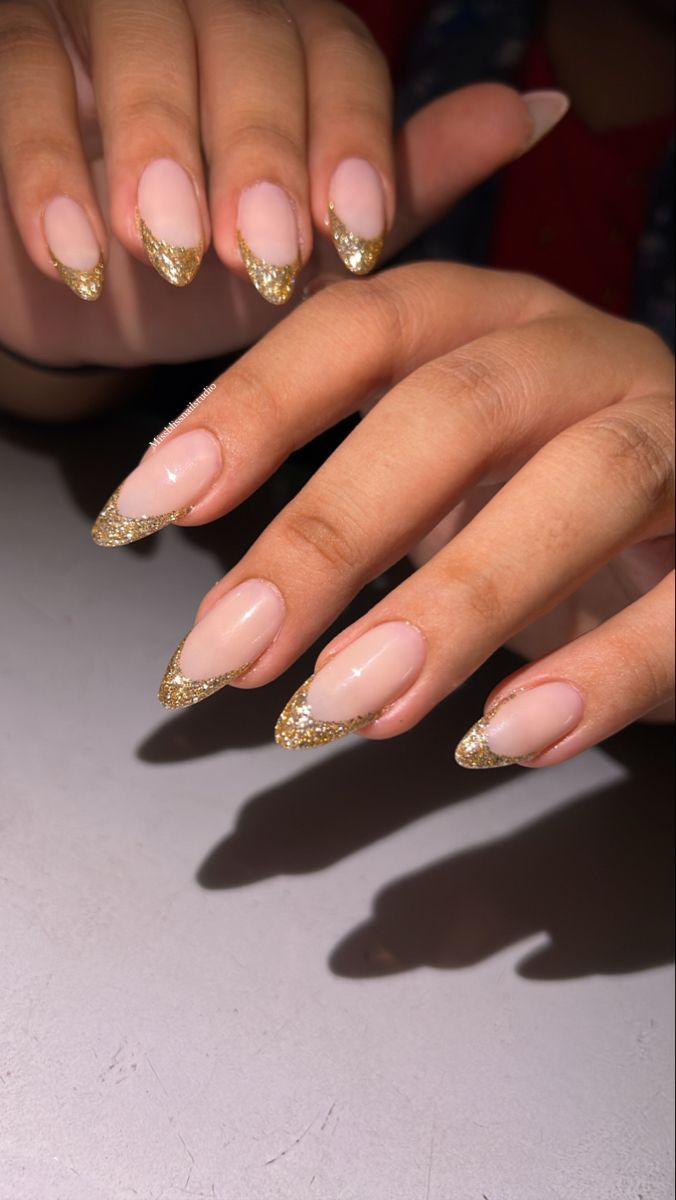 Gold Tip Nails Almond, Gold Glitter Tips Acrylic Nails, Sparkly Gold Tip Nails, Christmas Nails Acrylic Gold, French Gold Glitter Nails, Metallic Gold French Tip Nails, Golden French Nails Gold Glitter, Gold Glitter Tips Nails, Xmas Glitter Nails