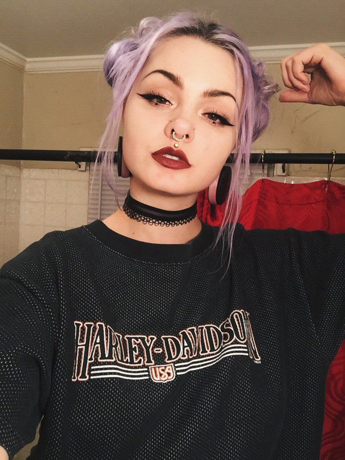 Inserido Girl With Purple Hair, Natural Prom Makeup, Icon Ideas, Cool Piercings, Hair Color Purple, Body Modification, Scene Girls, Grunge Makeup, Grunge Hair