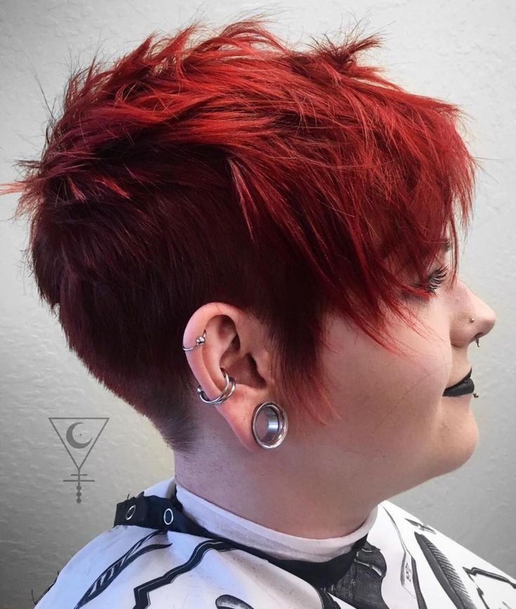 Edgy vörösesbarna Pixie Flattering Hairstyles For Round Faces, Hairstyles For Fat Faces, Undercut Hairstyles Women, Double Menton, Pixie Haircut For Round Faces, Edgy Pixie Haircuts, Short Red Hair, Flattering Hairstyles, Short Hair Hacks