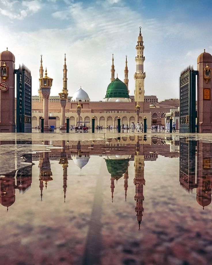 an image of a mosque in the middle of the day with its reflection on the water