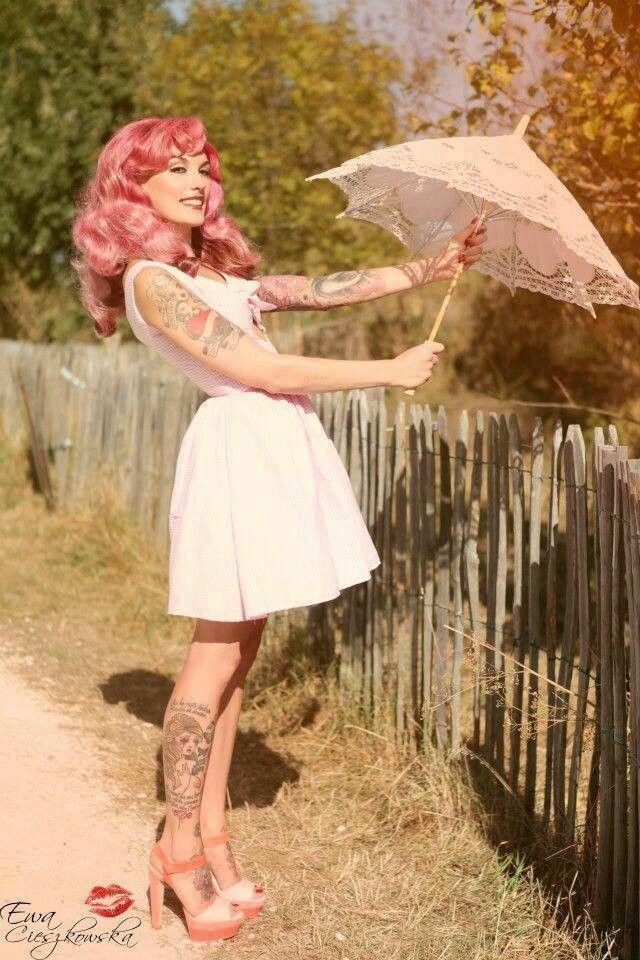 Pinup Pink Hair And Tattoos, Doris Mayday, Moda Pin Up, Persian Girl, 50s Photos, Mode Rockabilly, Burlesque Vintage, Rockabilly Mode, Modeling Inspiration