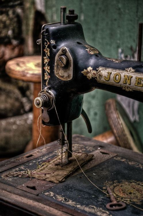 an old sewing machine sitting on top of a table