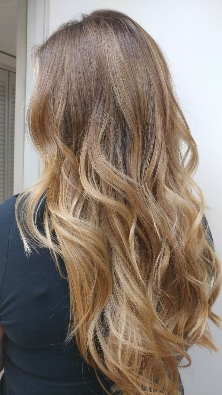 Natural looking balayage Wavy Honey Blonde Hair, Light Brown Roots Blonde Hair, Partial Balayage Vs Full Balayage, California Blonde Hair Sun Kissed, Goldie Locks, Blonde Summer, Rambut Brunette, Dirty Blonde Hair, Honey Blonde Hair