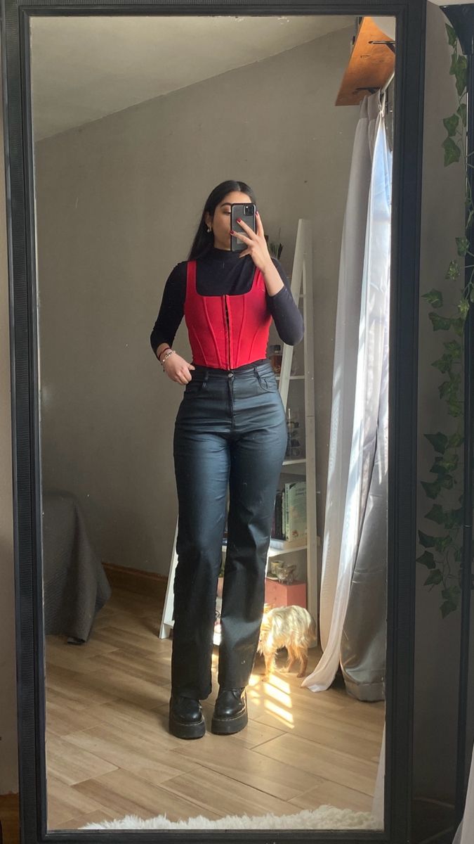 How To Style A Red Shirt, Tshirt Corset Outfit, Black And Red Outfit Casual, Corset Styling Outfit, Outfit Para Fiesta Casual, Outfits Con Pants, Black Bustier Outfit, Red Casual Outfit, Red And Black Fits