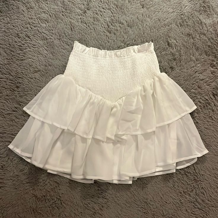 Shein Ruffle Skirt Size Xs Brand New Only Tried On Elegant Flowy Mini Skirt For Vacation, Elegant Tiered Mini Skirt For Vacation, Elegant Ruffled Mini Skirt For Vacation, White Frilly Skirt, White Ruffled Skirt, Short White Ruffled Skirt, White Ruffled Feminine Skirt, White Skirt, White Skirt Coquette