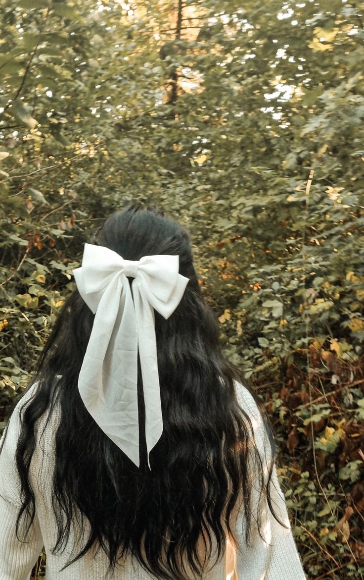 Black hair with a bow 🖤 Girl With Bow In Hair Aesthetic, Hair Bow Picture Ideas, Long Black Hair Aesthetic Faceless, Black Hair Aesthetic Faceless, Black Hair Girl Aesthetic, Anne Core, Slideshow Night, Hair Bow Aesthetic, Hair With A Bow