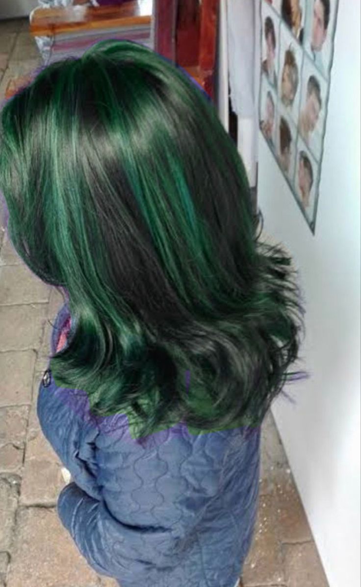 Hair Inspo Color Green, Hair Color Styles For Short Hair, Green Hair Looks, Green Hair Black Underneath, Highlights Green Hair, Green Streaked Hair, Dark Green Hair Color Ideas, Dark Hair Green Highlights, Green Highlights On Dark Hair