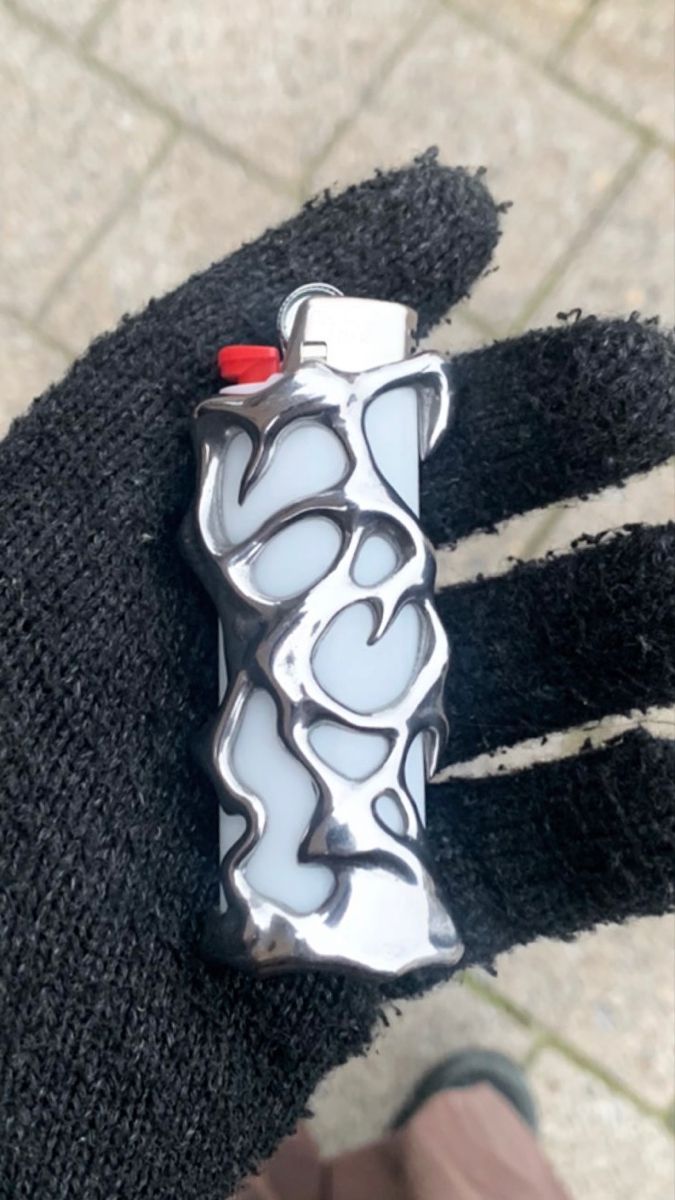 Lighter Decoration Ideas Diy, Cool Lighter Designs, Air Dry Clay Lighter Case, Lighter Cover Clay, Diy Lighter Design, Lighter Design Ideas, Diy Lighter Case, Lighter Case Ideas, Painted Lighters