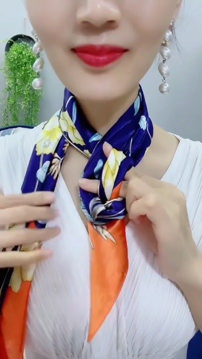 Tie A Silk Scarf, Pocket Square Folds, Tie Scarves, Scarf Wearing Styles, Ways To Tie Scarves, Ways To Wear A Scarf, How To Wear A Scarf, Scarf Women Fashion, Tie Scarf