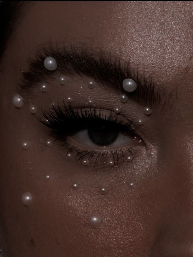 Oontz Oontz Aesthetic, Pearl And Diamond Makeup, Sequin Face Makeup, Makeup Looks Glitter Eyeshadow, Stick On Pearls Makeup, Makeup Ideas Pearls, Makeup W Pearls, Rhinestone Makeup With Glasses, Simple Makeup With Pearls