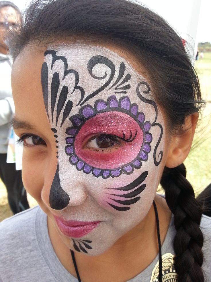 Simple and pretty half day of the dead/sugar skull face painting makeup by Cynnamon painted at the Riverside YMCA event. Halloween Schminke, Sugar Skull Face Paint, Halloween Makeup For Kids, Bodysuit Tattoos, Halloween Makeup Sugar Skull, Skull Face Paint, Halloween Make-up Looks, Sugar Skull Face, The Mask Costume