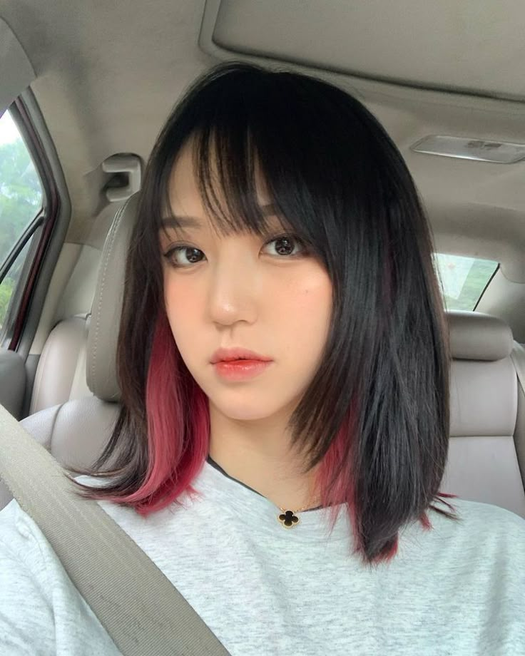 Short Hair Color Streaks, Kpop Bangs Hairstyle, Pink Short Hair, Two Color Hair, Hidden Hair Color, Hair Colors Ideas, Peekaboo Hair Colors, Fishtail Braids, Korean Hair Color