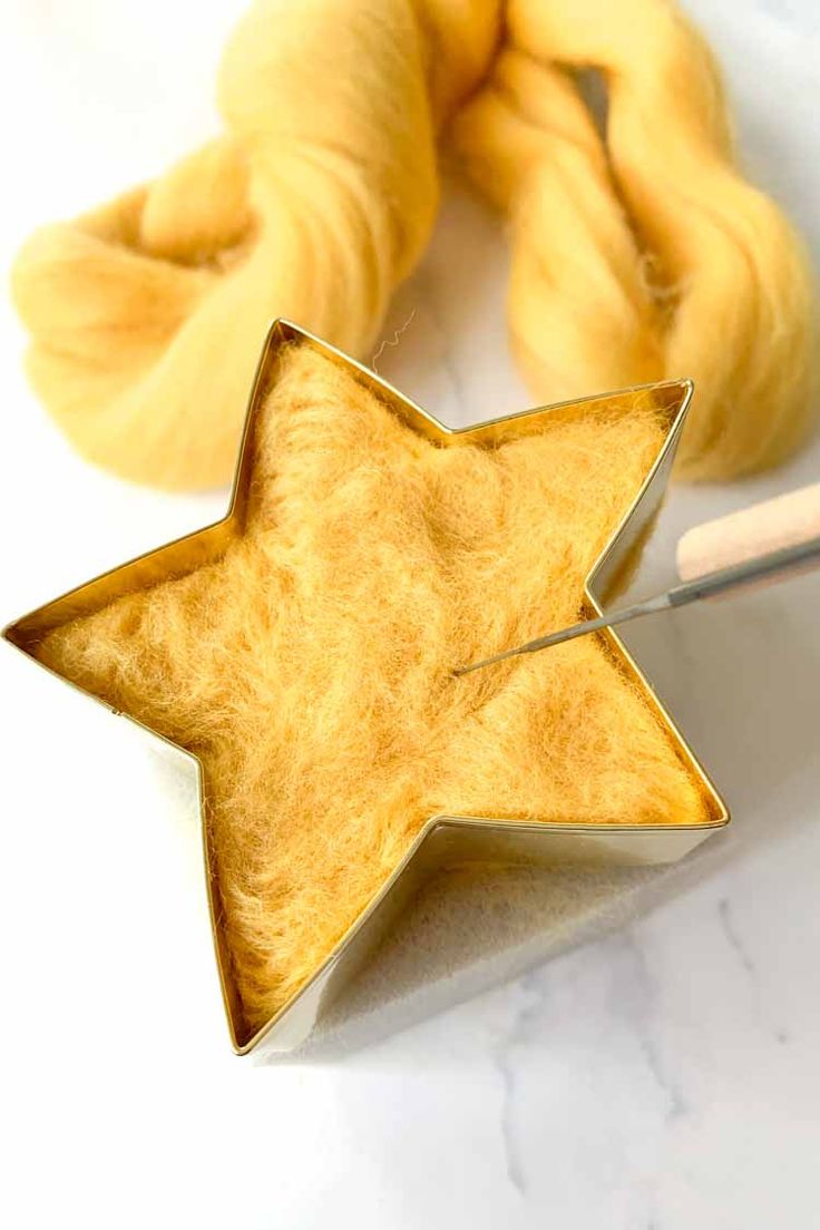 how to needle felt a star with a cookie cutter needle felting instructions Beginning Felting Projects, Felt Stars Diy, Waldorf Wool Crafts, Felted Wool Ornaments Diy, Simple Needle Felting Ideas, Simple Felting Projects, Needle Felted Star, Felt Christmas Star, Flat Needle Felting