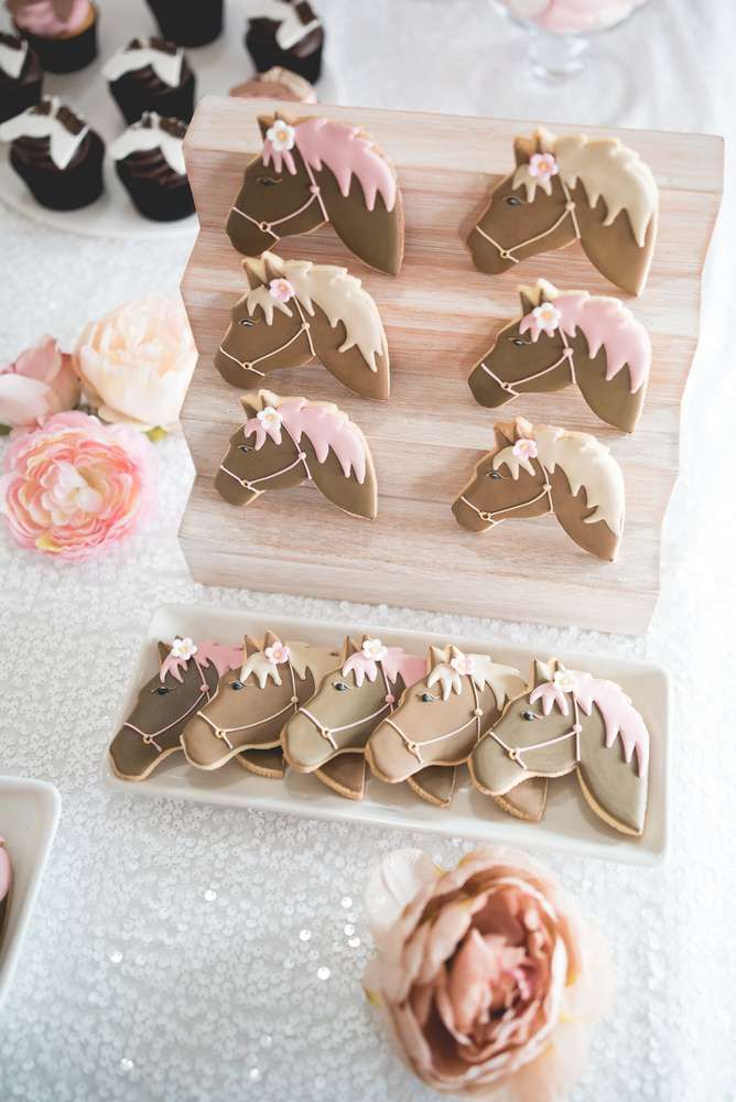 there are many decorated cookies on the table