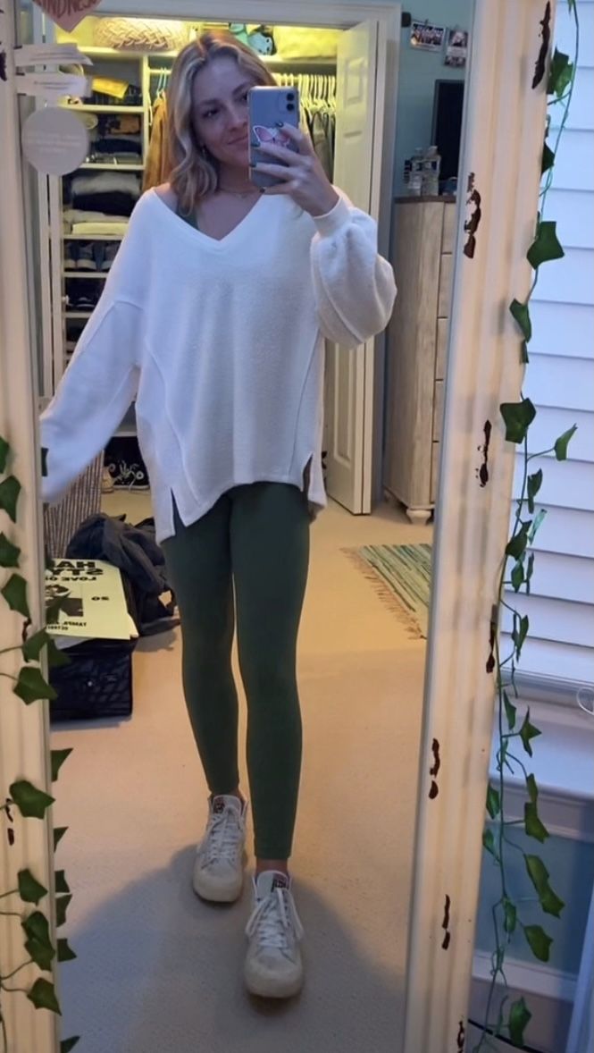 Beachy Leggings Outfit, Fall Outfits Aesthetic Leggings, Green Lulu Leggings Outfit, High Top Vans Outfit Leggings, Dark Blue Lululemon Leggings, Leggings Outfit Colorful, Styling Colored Leggings, Colourful Leggings Outfit, Bright Leggings Outfit