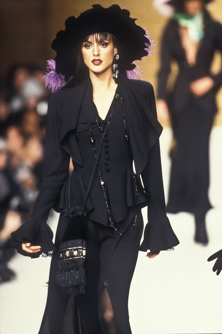 40s Mode, Yasmeen Ghauri, Dior Collection, 90s Runway Fashion, Runway Fashion Couture, Original Supermodels, Runway Outfits, 80s And 90s Fashion, 90s Models