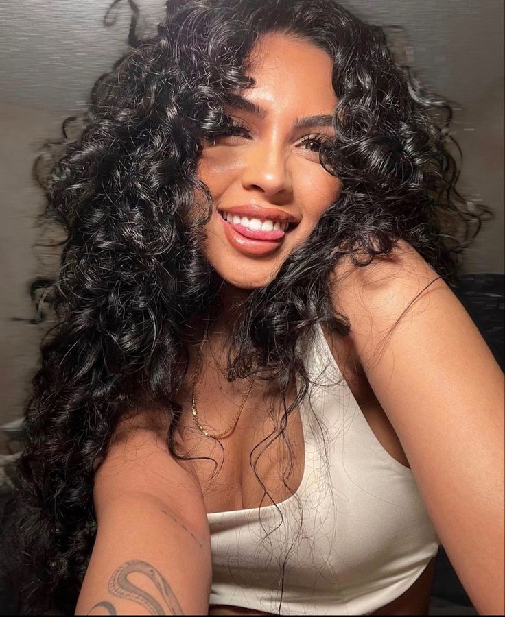 Latina Curly Hair, Curly Hair Latina, Baddie Hairstyles Latina, Curly Afro Hair, Dark Curly Hair, Beautiful Black Hair, Lazy Hairstyles, Cute Curly Hairstyles, Beautiful Curly Hair