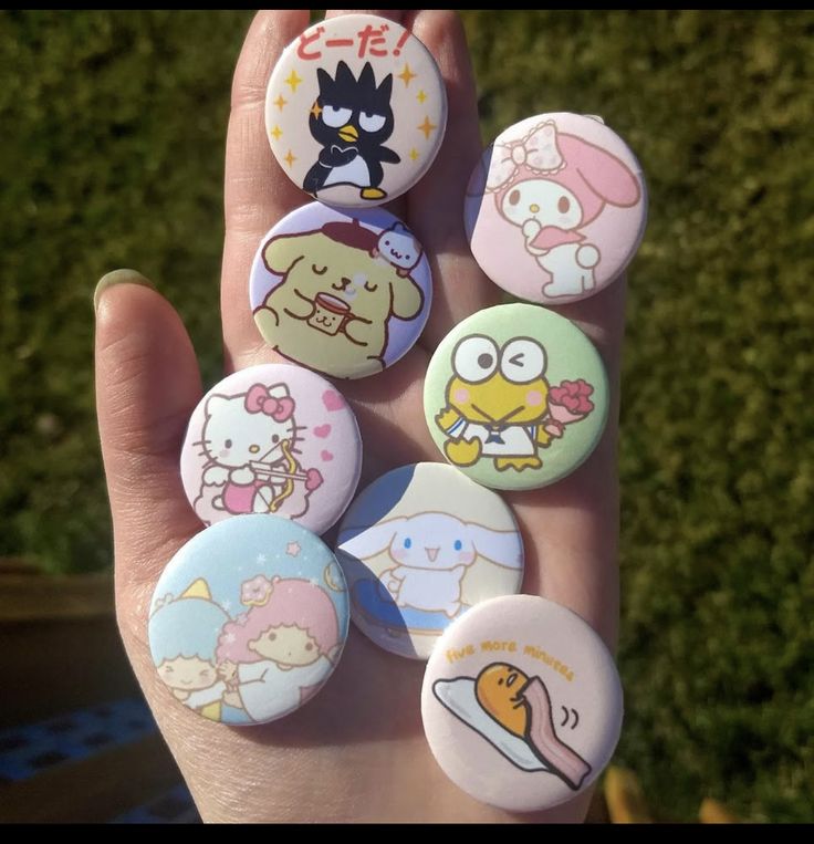 Sanrio Button Pins, Cute Button Ideas, Broches Aesthetic, Bottons Ideas, Button Pins Aesthetic, Pins Ideas, My Sweet Piano, Tuxedo Sam, Cute Products